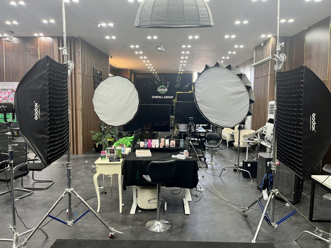 Đột kích kho hàng của hot Tiktoker nổi tiếng, thu giữ hơn 10 ngàn chai nước hoa nhập lậu: ZENPALI kinh doanh ra sao? - Ảnh 3