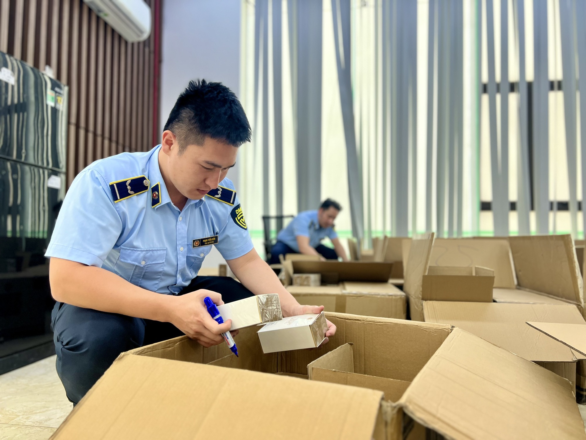 Tổng cục Quản lý thị trường "vạch" chiêu nguỵ trang giấu hàng giả - Ảnh 1
