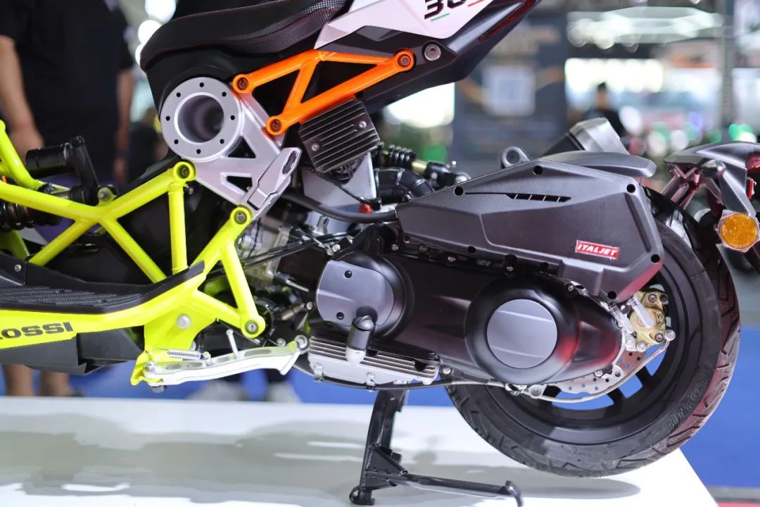 Xe tay ga 300cc vừa ra mắt: Thiết kế cực chất, ABS 2 kênh, giá rẻ ngang một loại Honda SH - Ảnh 5