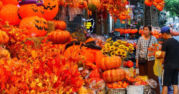 Đồ chơi Halloween ngập tràn, phố cổ Hà Nội trở nên ma mị