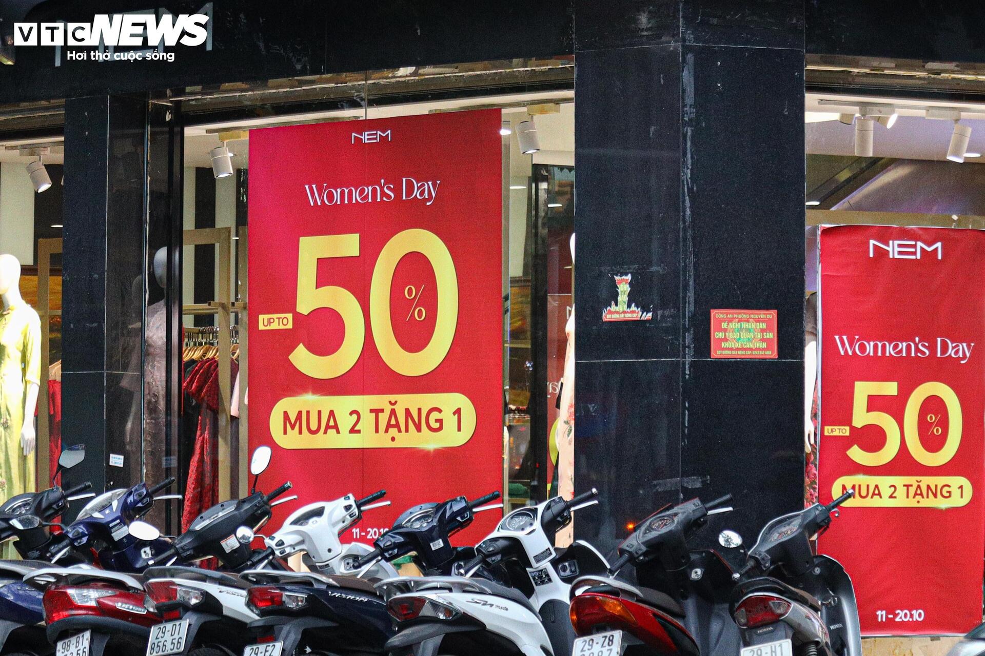 Quà tặng 20/10 đua nhau giảm giá, khách vẫn vắng - Ảnh 3