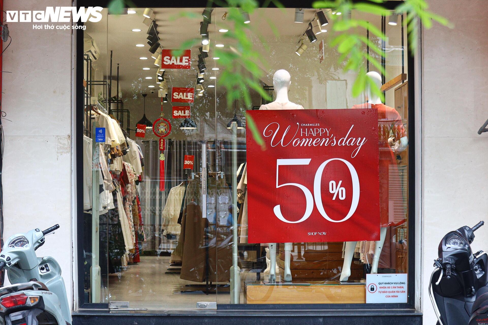 Quà tặng 20/10 đua nhau giảm giá, khách vẫn vắng - Ảnh 8