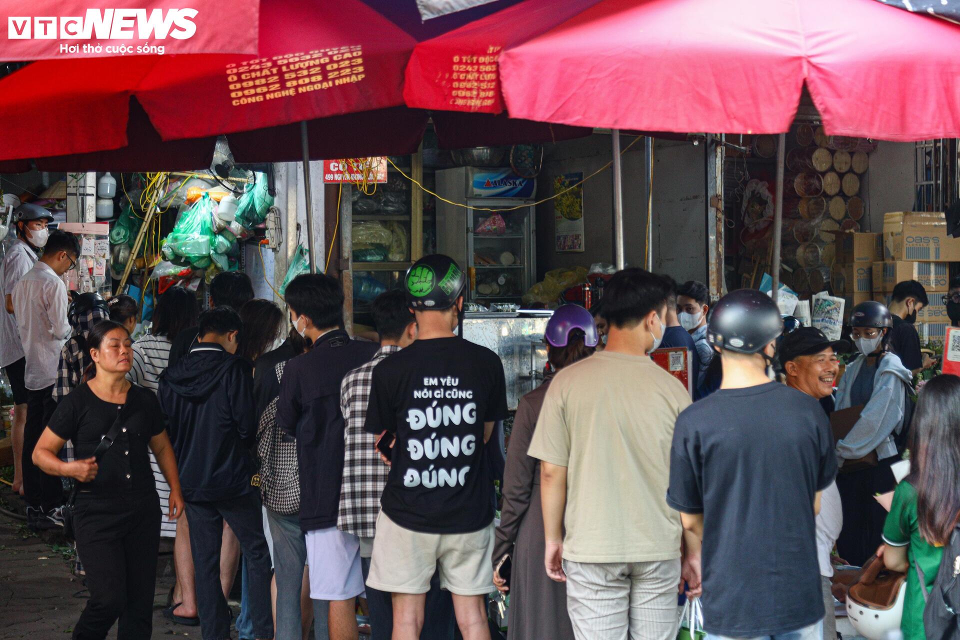 Giới trẻ Hà Nội chen chân xếp hàng gần một tiếng chờ mua hoa dịp 20/10 - Ảnh 8