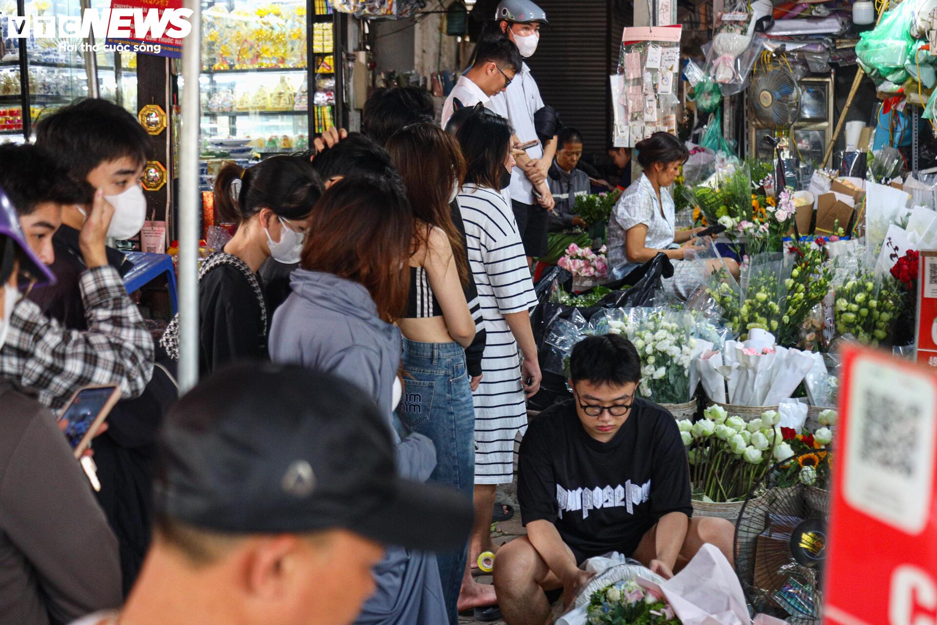 Giới trẻ Hà Nội chen chân xếp hàng gần một tiếng chờ mua hoa dịp 20/10 - Ảnh 2