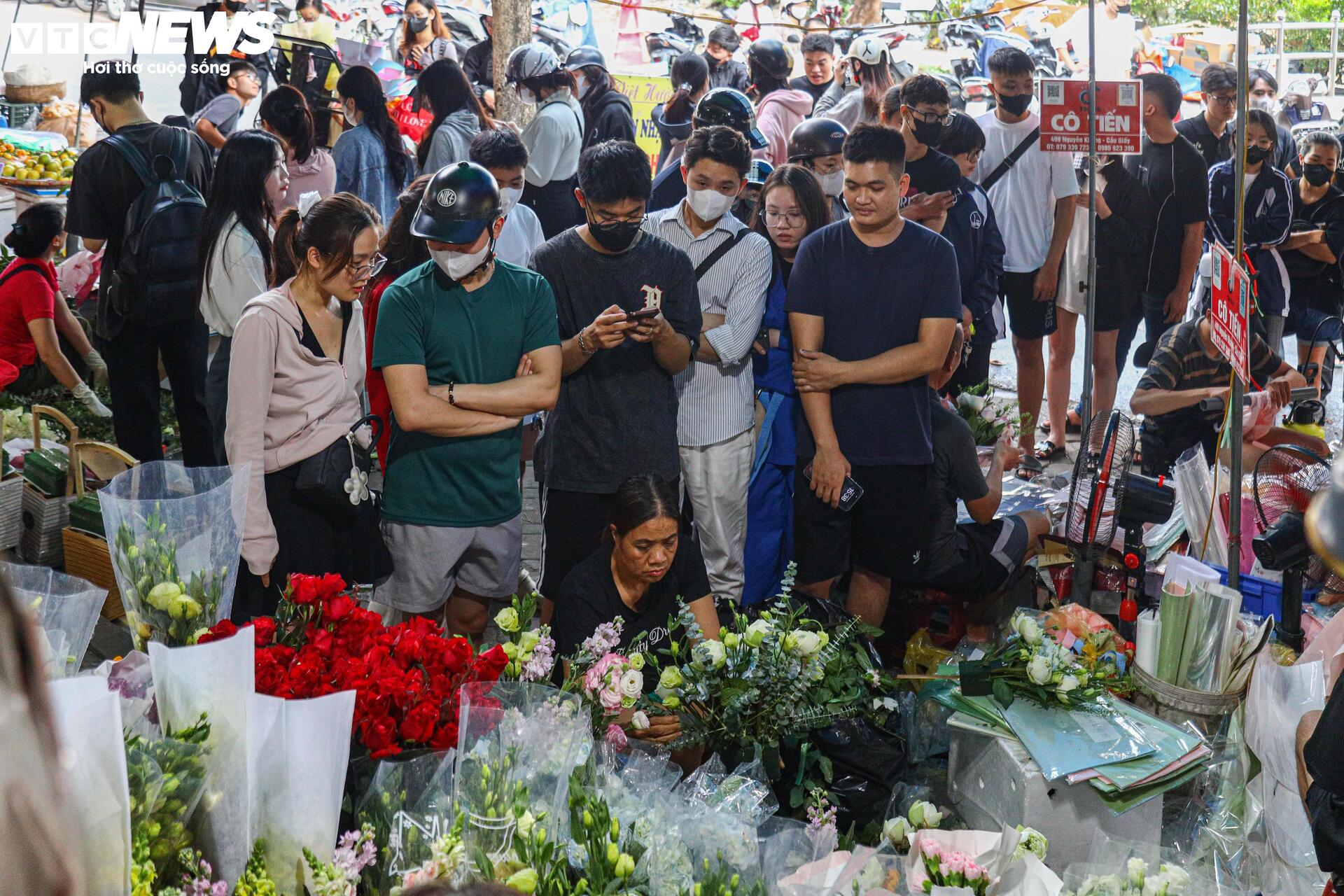 Giới trẻ Hà Nội chen chân xếp hàng gần một tiếng chờ mua hoa dịp 20/10 - Ảnh 1