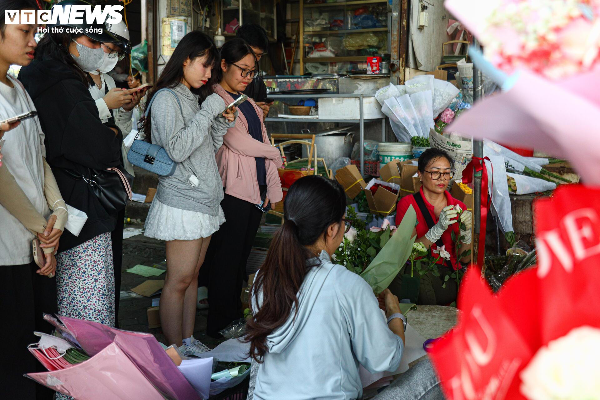 Giới trẻ Hà Nội chen chân xếp hàng gần một tiếng chờ mua hoa dịp 20/10 - Ảnh 7