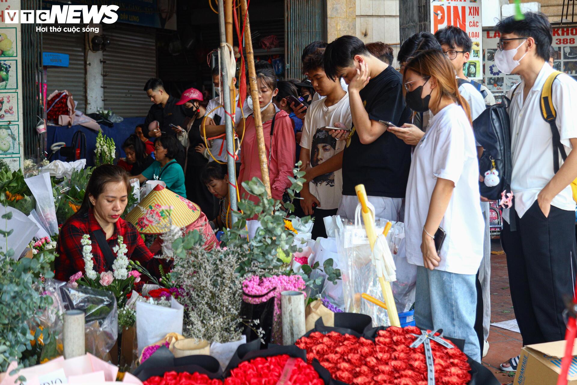 Giới trẻ Hà Nội chen chân xếp hàng gần một tiếng chờ mua hoa dịp 20/10 - Ảnh 6