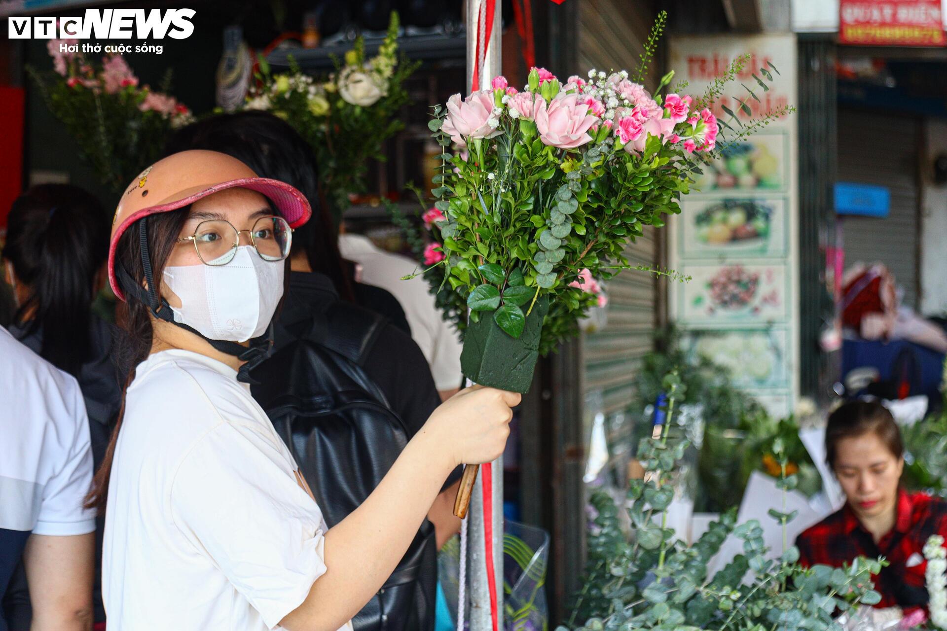 Giới trẻ Hà Nội chen chân xếp hàng gần một tiếng chờ mua hoa dịp 20/10 - Ảnh 11