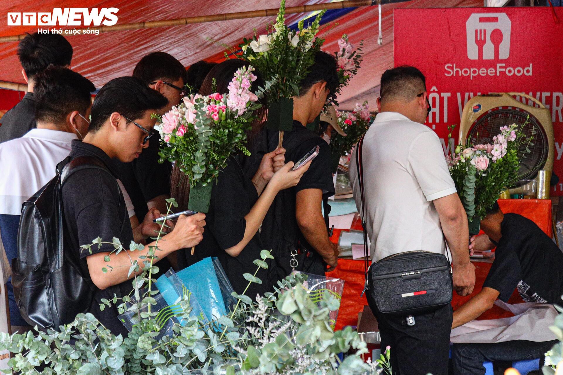 Giới trẻ Hà Nội chen chân xếp hàng gần một tiếng chờ mua hoa dịp 20/10 - Ảnh 9