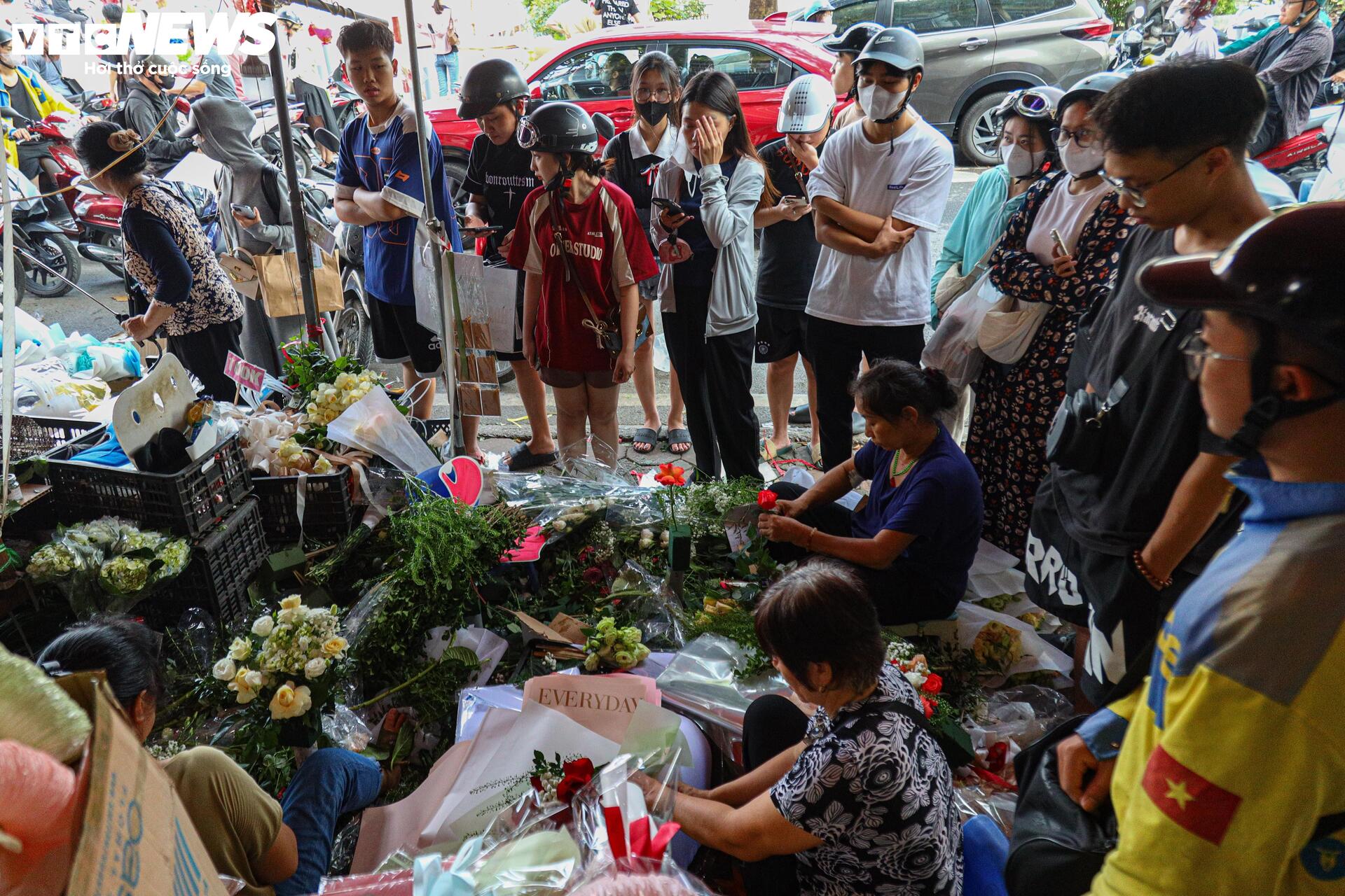 Giới trẻ Hà Nội chen chân xếp hàng gần một tiếng chờ mua hoa dịp 20/10 - Ảnh 5