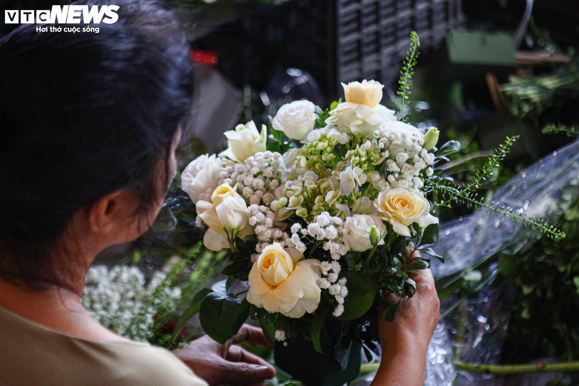 Giới trẻ Hà Nội chen chân xếp hàng gần một tiếng chờ mua hoa dịp 20/10 - Ảnh 4