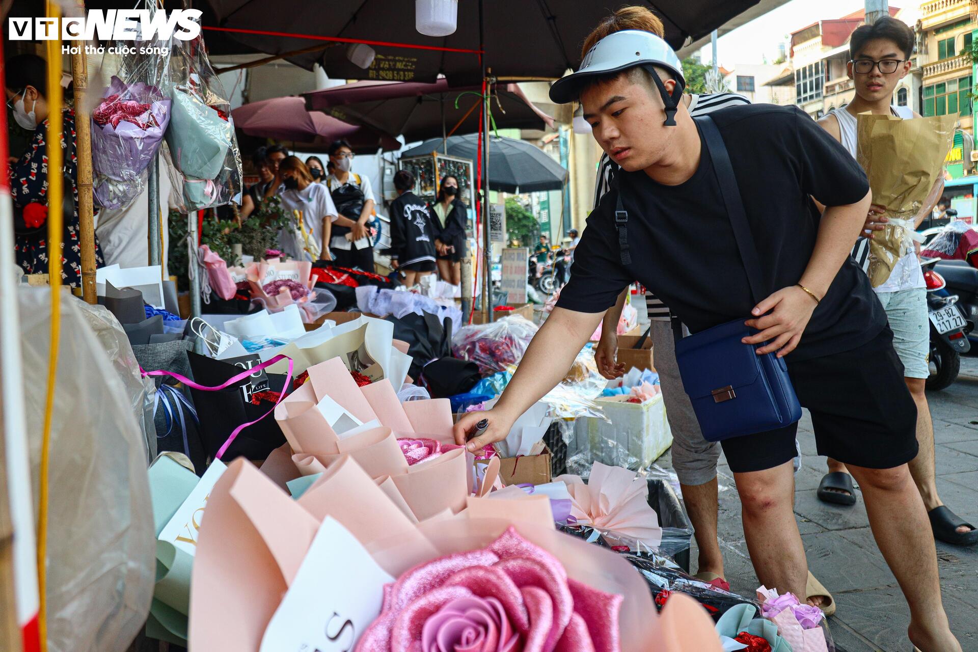 Giới trẻ Hà Nội chen chân xếp hàng gần một tiếng chờ mua hoa dịp 20/10 - Ảnh 14