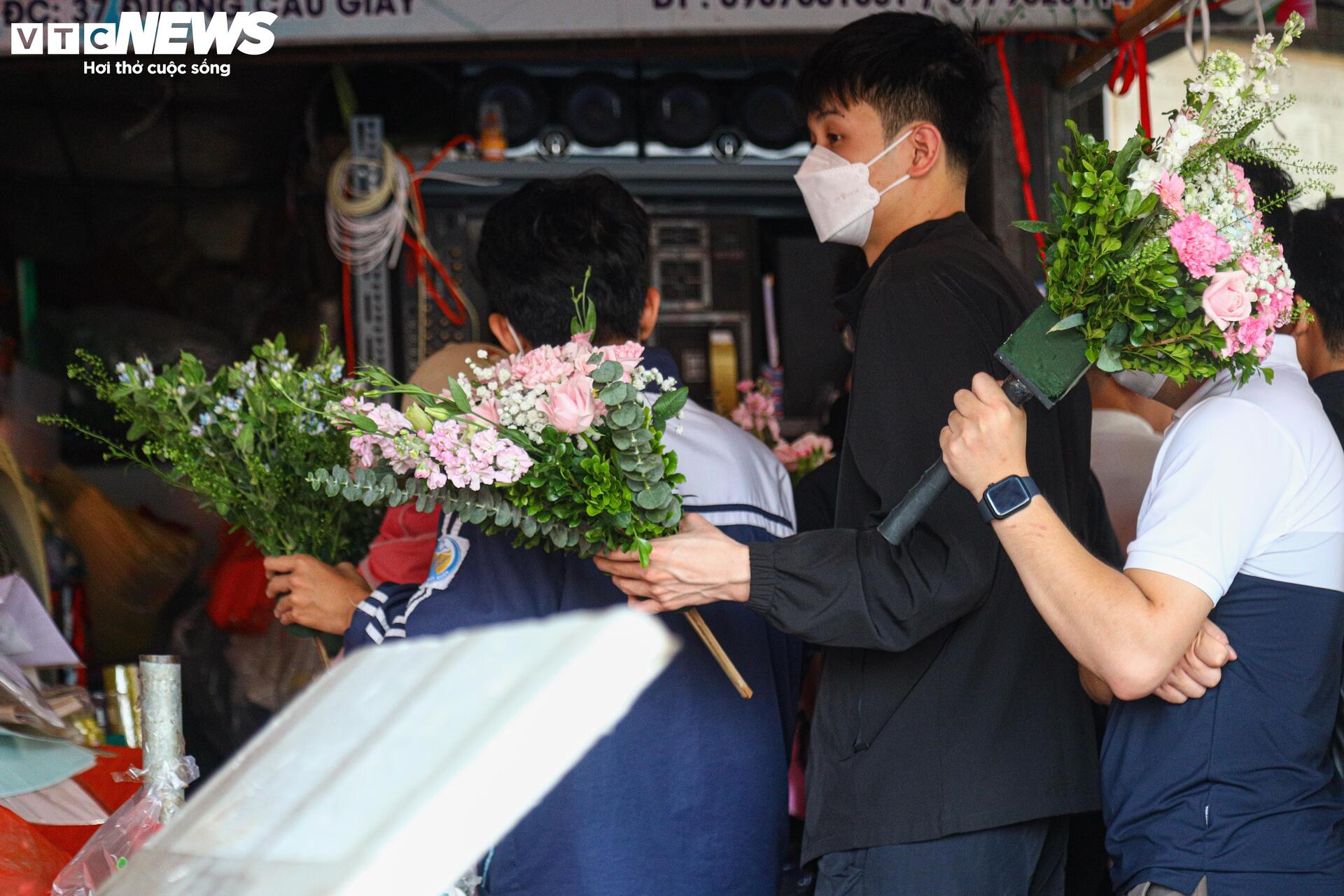 Giới trẻ Hà Nội chen chân xếp hàng gần một tiếng chờ mua hoa dịp 20/10 - Ảnh 10