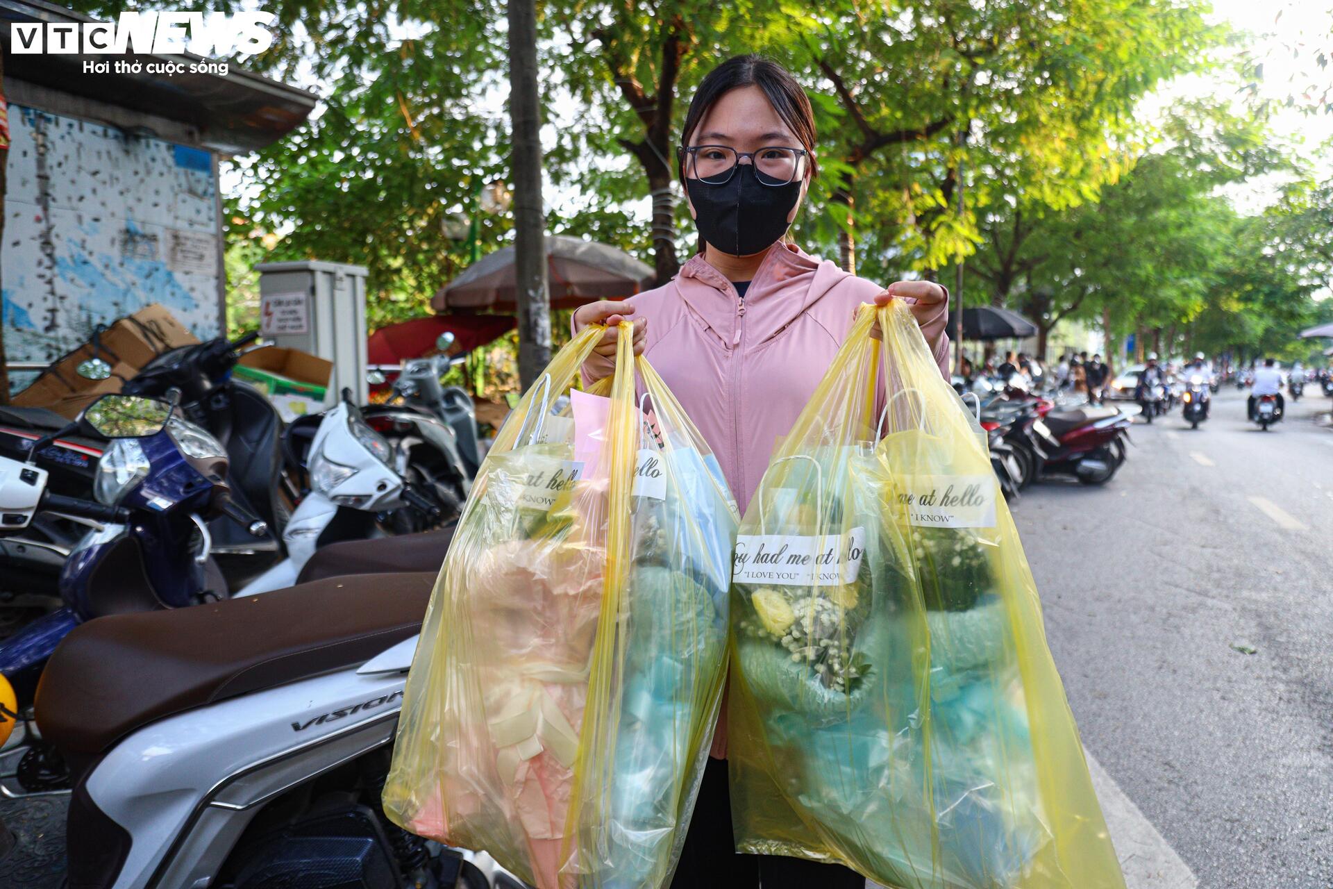 Giới trẻ Hà Nội chen chân xếp hàng gần một tiếng chờ mua hoa dịp 20/10 - Ảnh 13