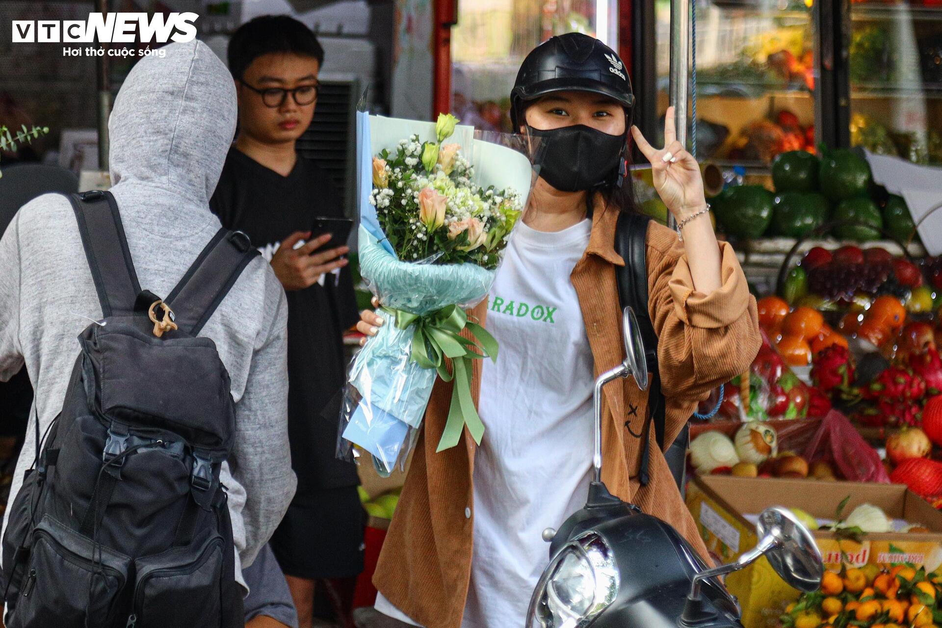 Giới trẻ Hà Nội chen chân xếp hàng gần một tiếng chờ mua hoa dịp 20/10 - Ảnh 12
