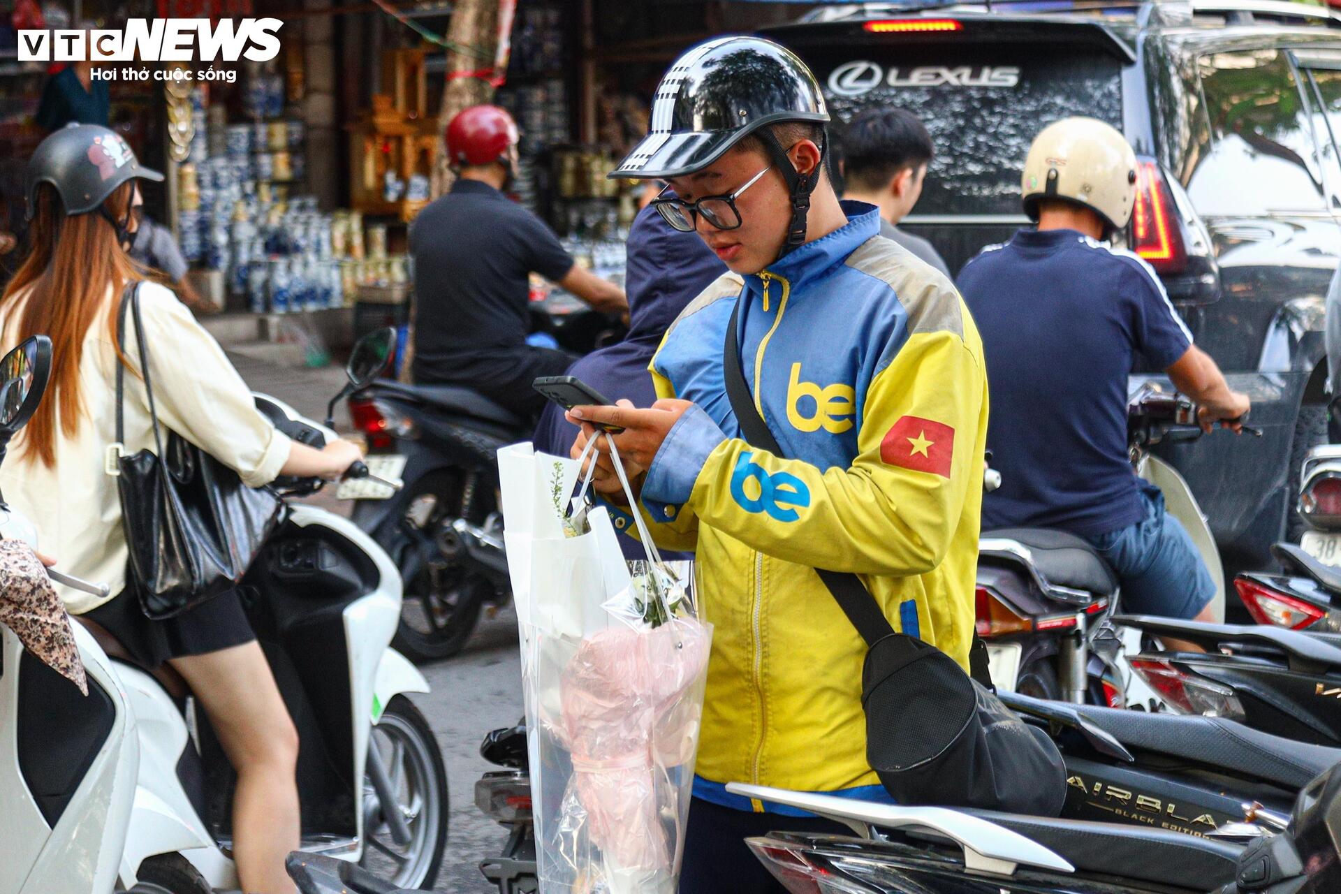 Giới trẻ Hà Nội chen chân xếp hàng gần một tiếng chờ mua hoa dịp 20/10 - Ảnh 15