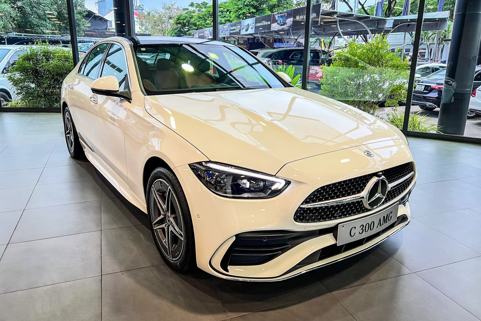 Mercedes-Benz C 300 AMG nâng cấp tại Việt Nam: Giá 2,134 tỷ, thêm trang bị như C 43, đấu 330i - Ảnh 5
