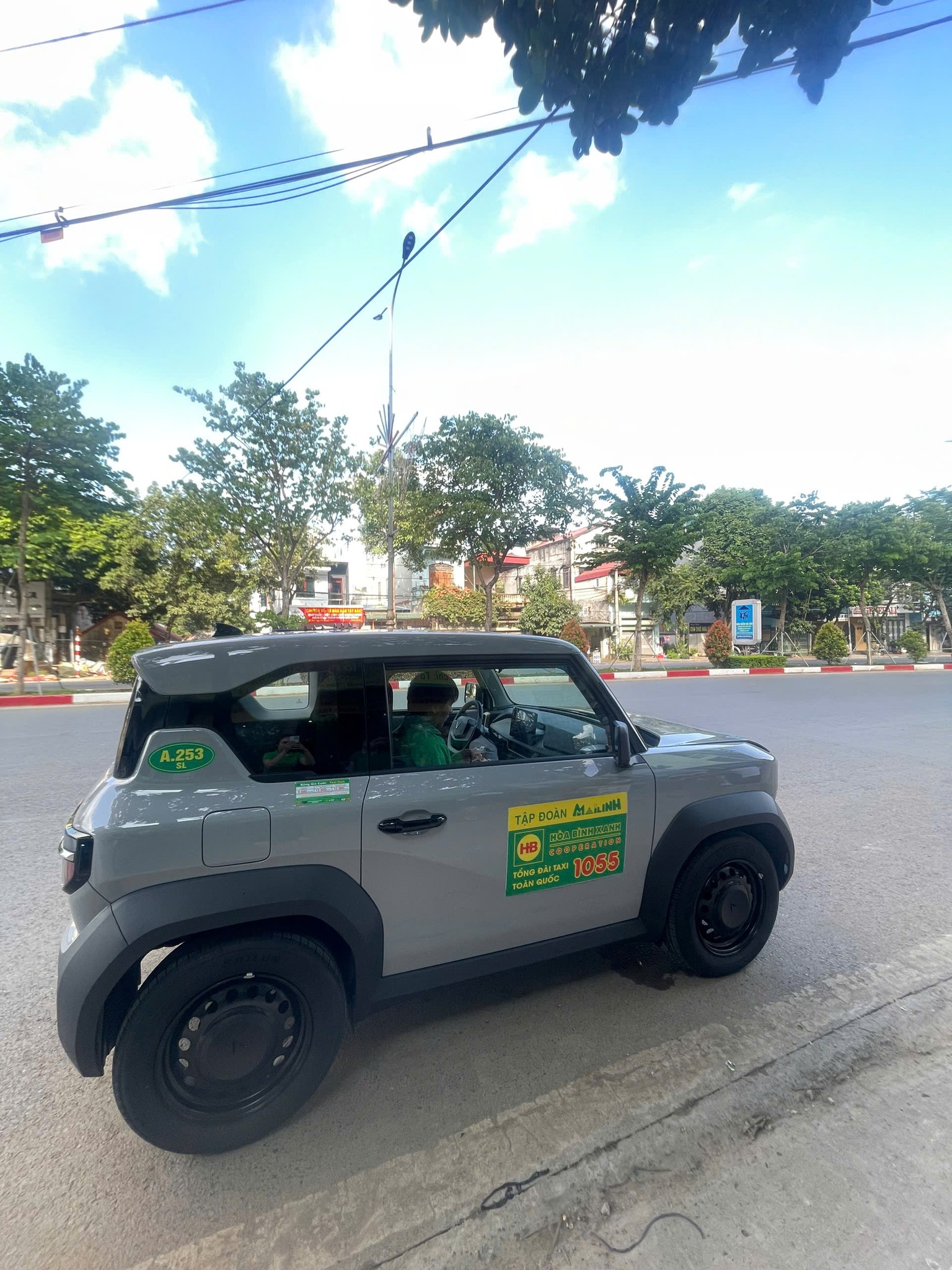 Xuất hiện chiếc VinFast VF 3 đầu tiên của ông Phạm Nhật Vượng chạy dịch vụ taxi Mai Linh? - Ảnh 2