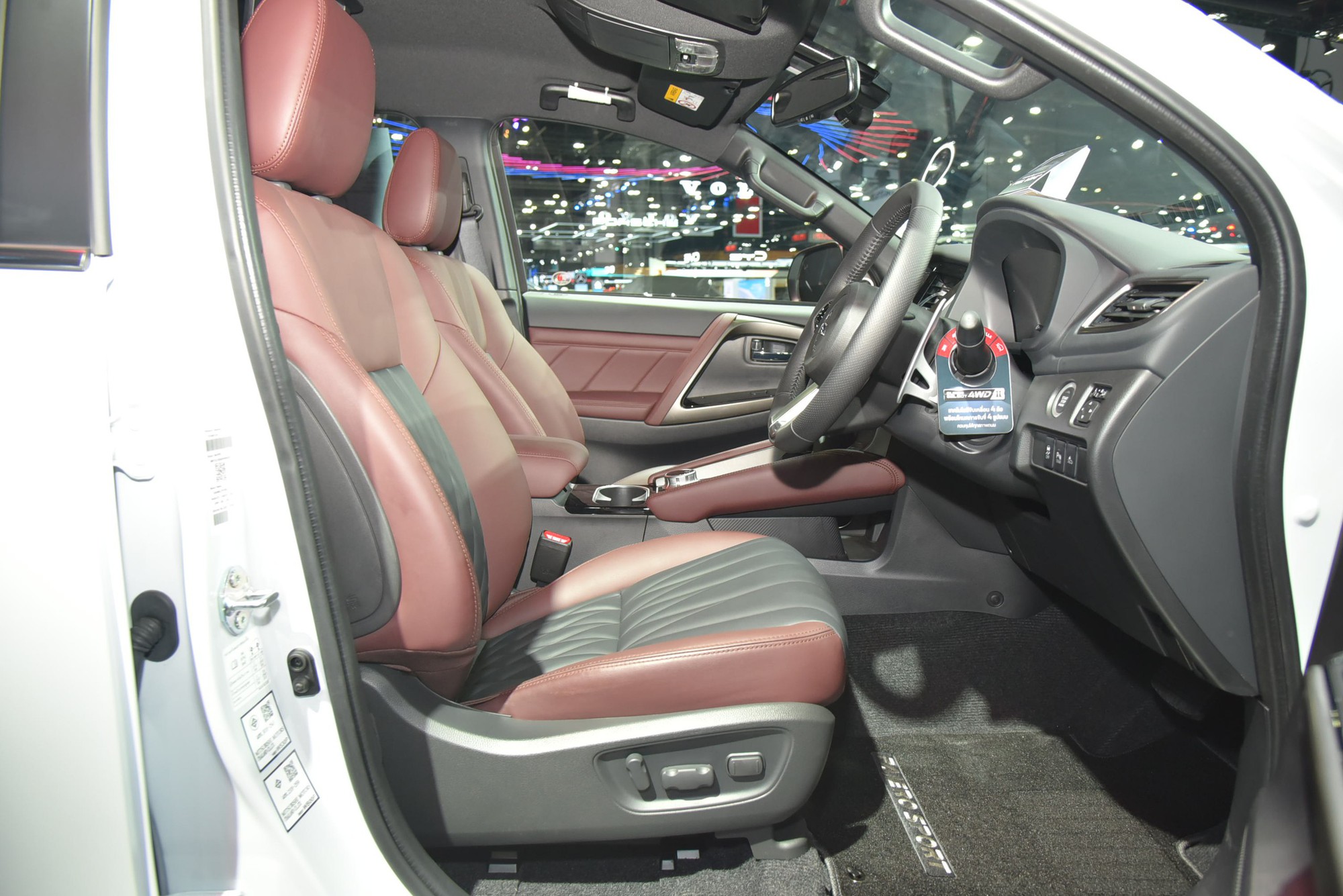 Mitsubishi Pajero Sport mới lộ ảnh tại Việt Nam: Thiết kế tinh chỉnh, dễ có động cơ và hộp số mới - Ảnh 10