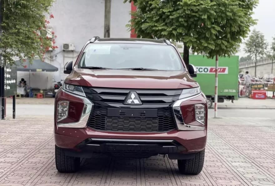 Mitsubishi Pajero Sport giảm giá mạnh tại đại lý: Bản 'base' còn 920 triệu ngang Territory, dọn kho chờ mẫu mới ra mắt - Ảnh 1