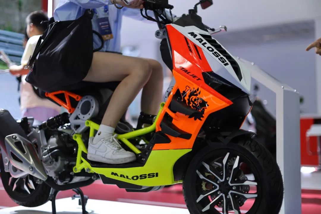 Xe tay ga 300cc vừa ra mắt: Thiết kế cực chất, ABS 2 kênh, giá rẻ ngang một loại Honda SH - Ảnh 3