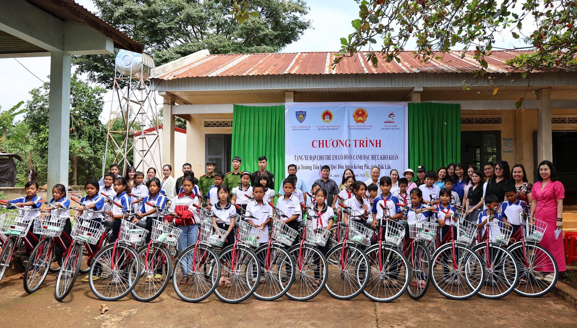 Jollibee Việt Nam tài trợ 1 tỷ đồng hỗ trợ học sinh khó khăn - Ảnh 1