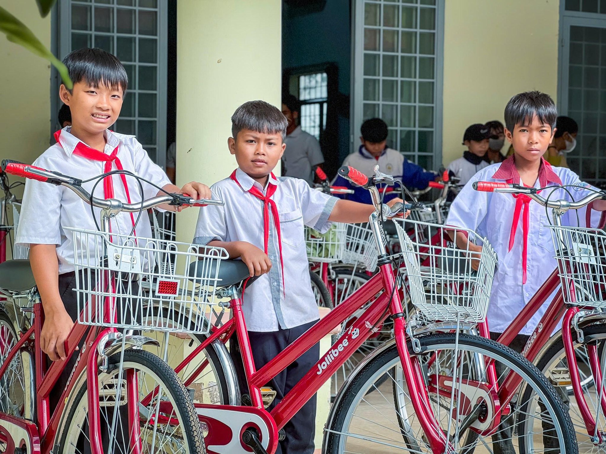 Jollibee Việt Nam tài trợ 1 tỷ đồng hỗ trợ học sinh khó khăn - Ảnh 2