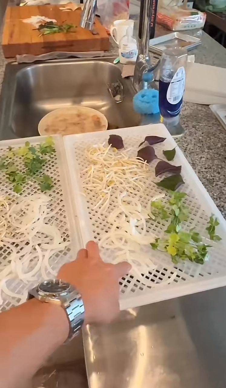 Chàng trai Tây làm phở Việt sấy khô cực độc lạ, dân tình người ngỡ ngàng, người "khóc thét" - Ảnh 4