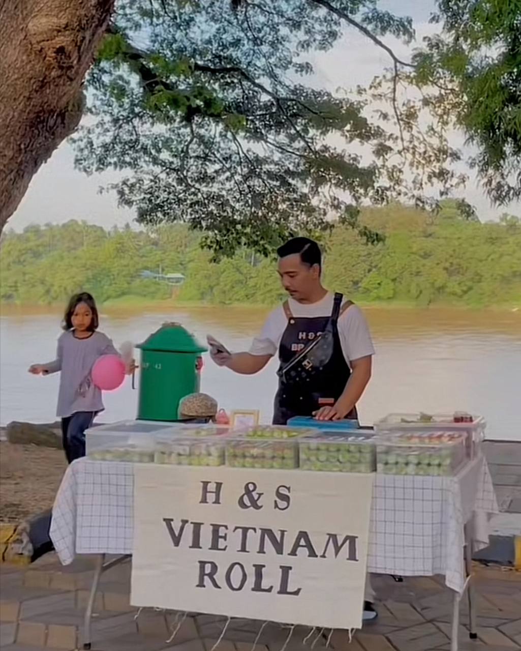 Gỏi cuốn Việt Nam tạo cơn sốt ở Malaysia, mỗi ngày bán hết sạch 1.000 chiếc chỉ trong 1 tiếng - Ảnh 11