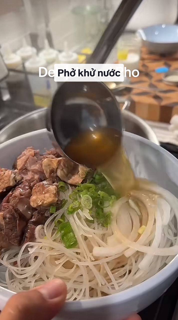 Chàng trai Tây làm phở Việt sấy khô cực độc lạ, dân tình người ngỡ ngàng, người "khóc thét" - Ảnh 3