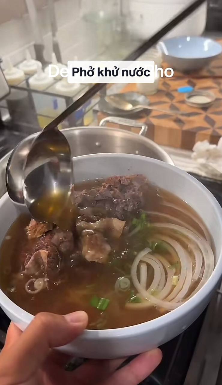 Chàng trai Tây làm phở Việt sấy khô cực độc lạ, dân tình người ngỡ ngàng, người "khóc thét" - Ảnh 2