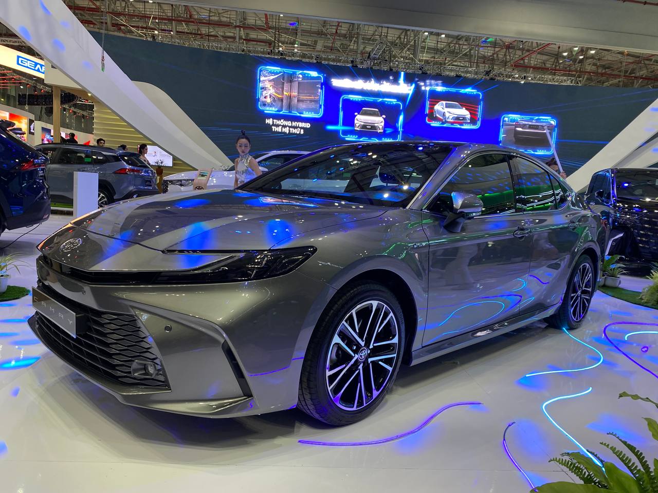 Toyota Camry 2025 ra mắt Việt Nam: Giá cao nhất 1,53 tỷ, có cả xăng và hybrid, đắt nhưng vẫn không sợ Mazda6, Accord - Ảnh 2