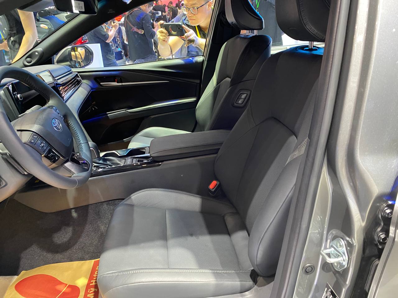 Toyota Camry 2025 ra mắt Việt Nam: Giá cao nhất 1,53 tỷ, có cả xăng và hybrid, đắt nhưng vẫn không sợ Mazda6, Accord - Ảnh 17