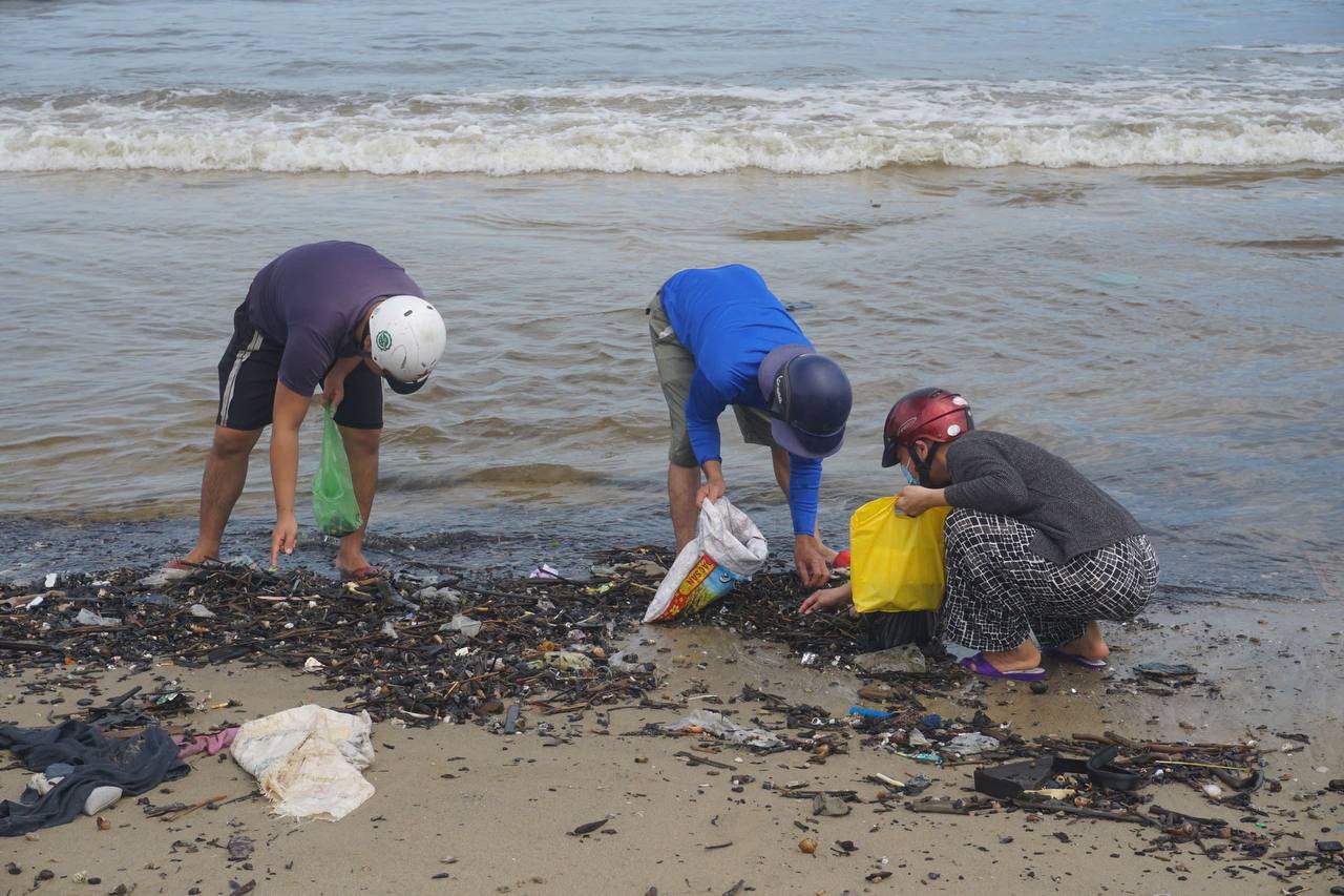 Lạ: Dân Đà Nẵng tràn ra biển sau bão số 6, lập tức hốt được cả chục ký "lộc trời" mang về bán - Ảnh 1