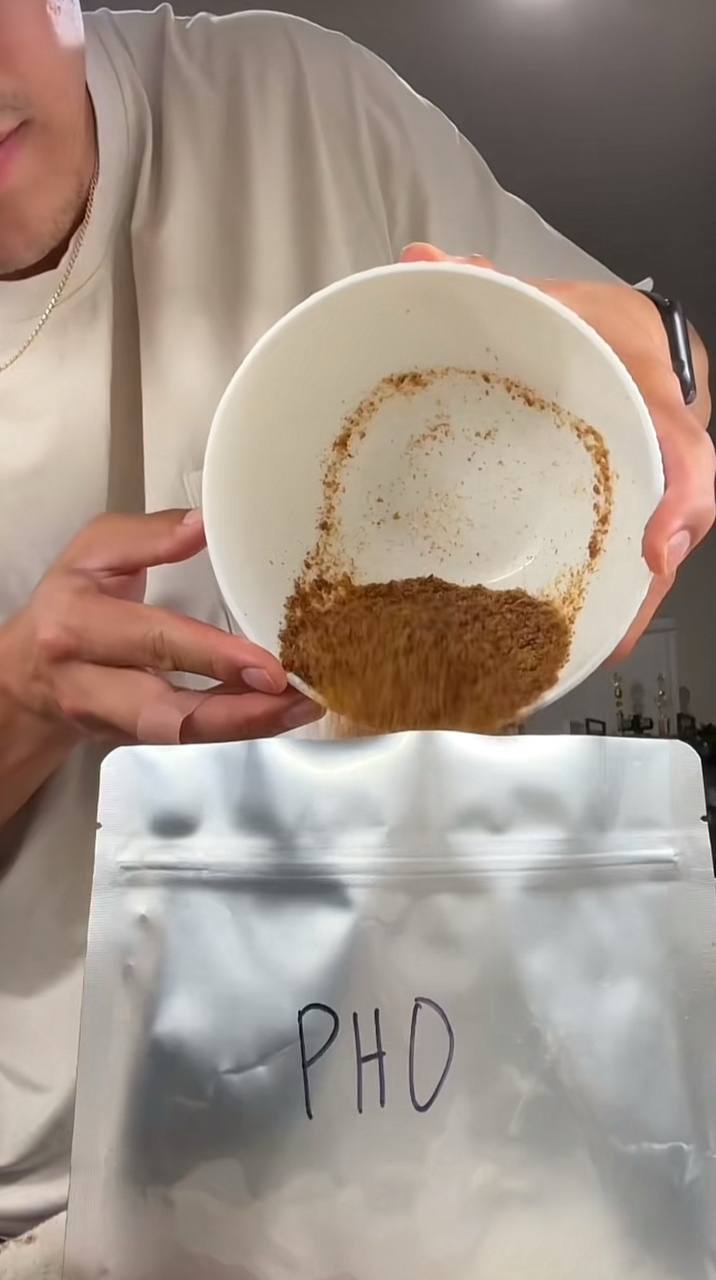 Chàng trai Tây làm phở Việt sấy khô cực độc lạ, dân tình người ngỡ ngàng, người "khóc thét" - Ảnh 17