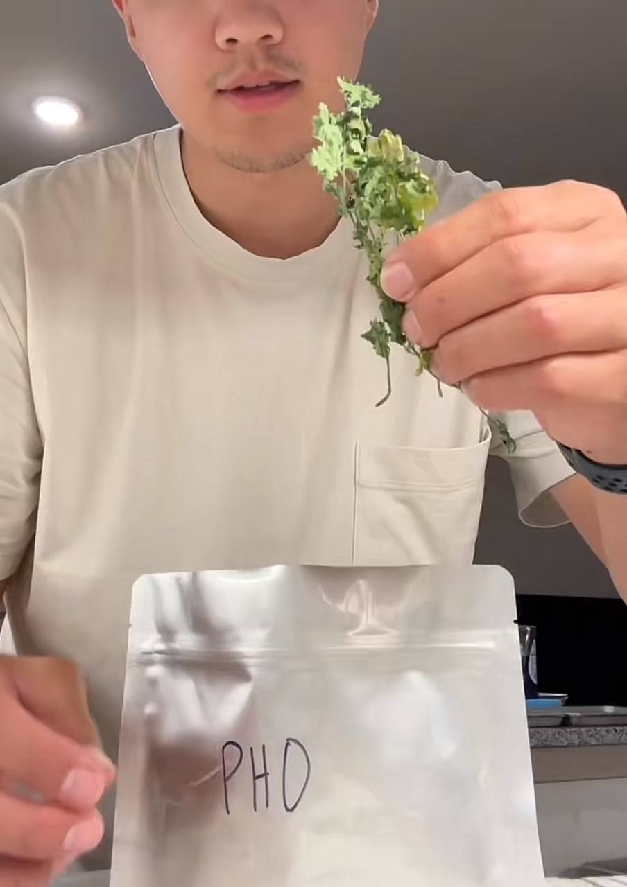 Chàng trai Tây làm phở Việt sấy khô cực độc lạ, dân tình người ngỡ ngàng, người "khóc thét" - Ảnh 15