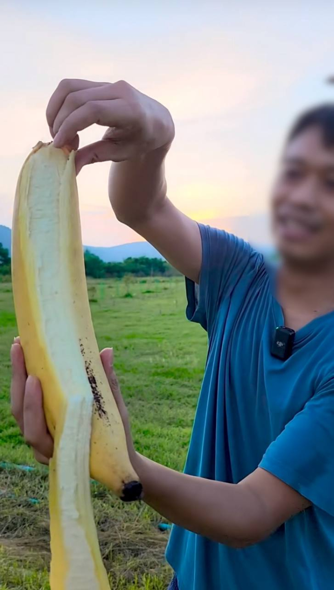 Xuất hiện quả chuối khổng lồ nặng hơn 1kg, cả cây chỉ cho một quả nhưng cả nhà ăn không thể hết - Ảnh 3