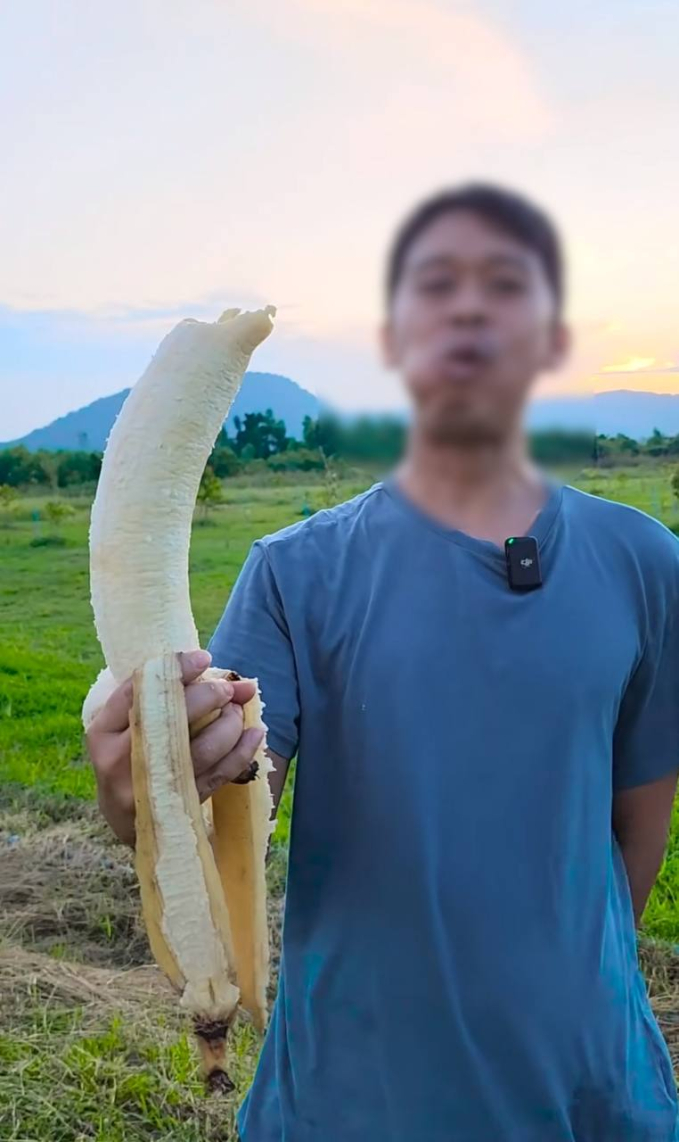 Xuất hiện quả chuối khổng lồ nặng hơn 1kg, cả cây chỉ cho một quả nhưng cả nhà ăn không thể hết - Ảnh 4