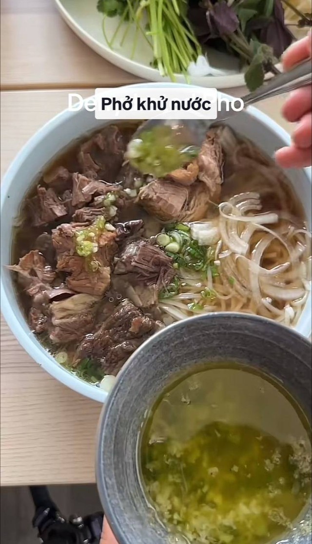 Chàng trai Tây làm phở Việt sấy khô cực độc lạ, dân tình người ngỡ ngàng, người "khóc thét" - Ảnh 1