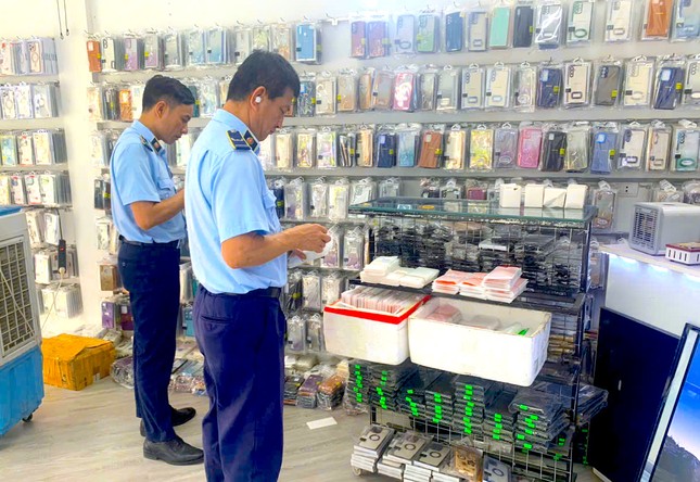 Tiêu hủy hơn 30.000 sản phẩm hàng lậu, không rõ xuất xứ - Ảnh 1