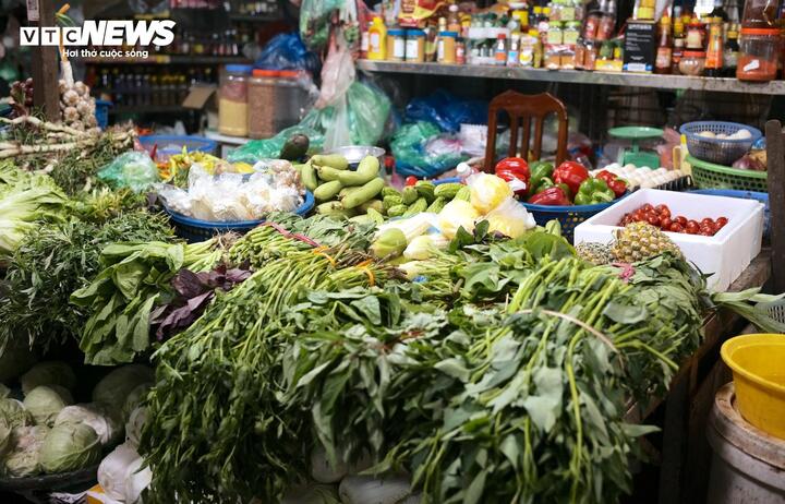 Giá rau xanh ở Hà Nội vẫn hỗn loạn sau gần một tháng bão Yagi càn quét - Ảnh 1