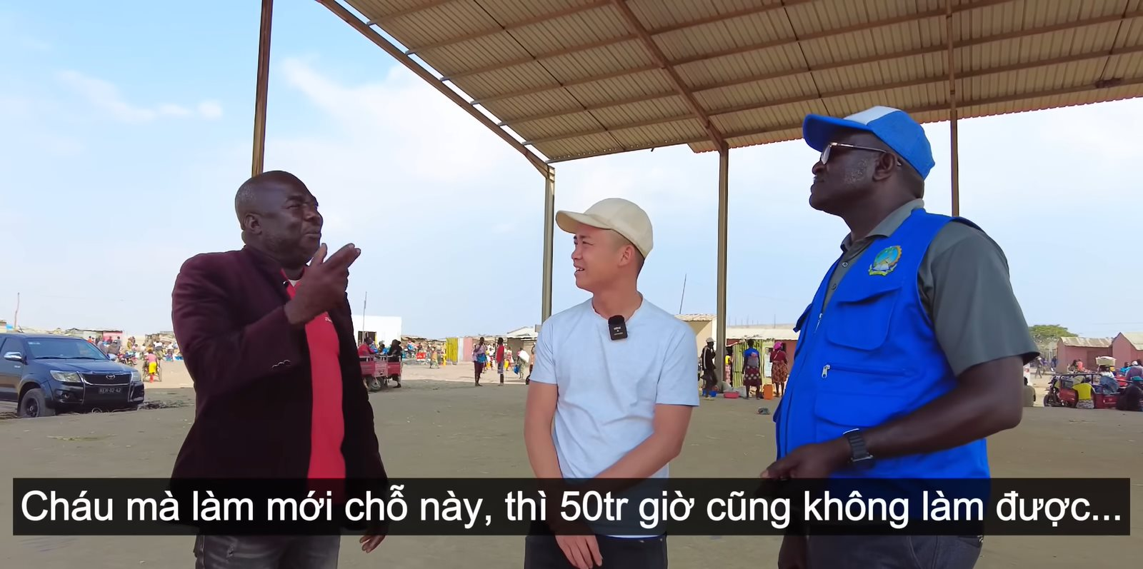 Được Chủ tịch và trưởng công an huyện giúp đỡ, team Quang Linh châu Phi mua đứt mảnh đất hơn 16.000 USD ở chợ huyện cho dân bản kinh doanh - Ảnh 1