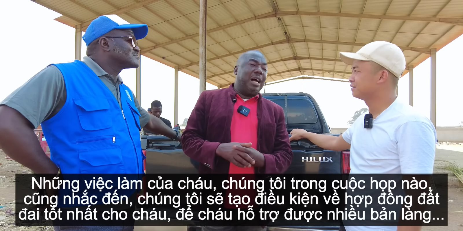 Được Chủ tịch và trưởng công an huyện giúp đỡ, team Quang Linh châu Phi mua đứt mảnh đất hơn 16.000 USD ở chợ huyện cho dân bản kinh doanh - Ảnh 2