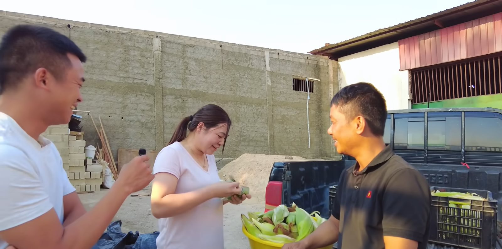 Loại nông sản bán đầy chợ Việt được team Quang Linh châu Phi đem trồng ở Angola, giá đắt gấp 5 lần vẫn cháy hàng - Ảnh 4