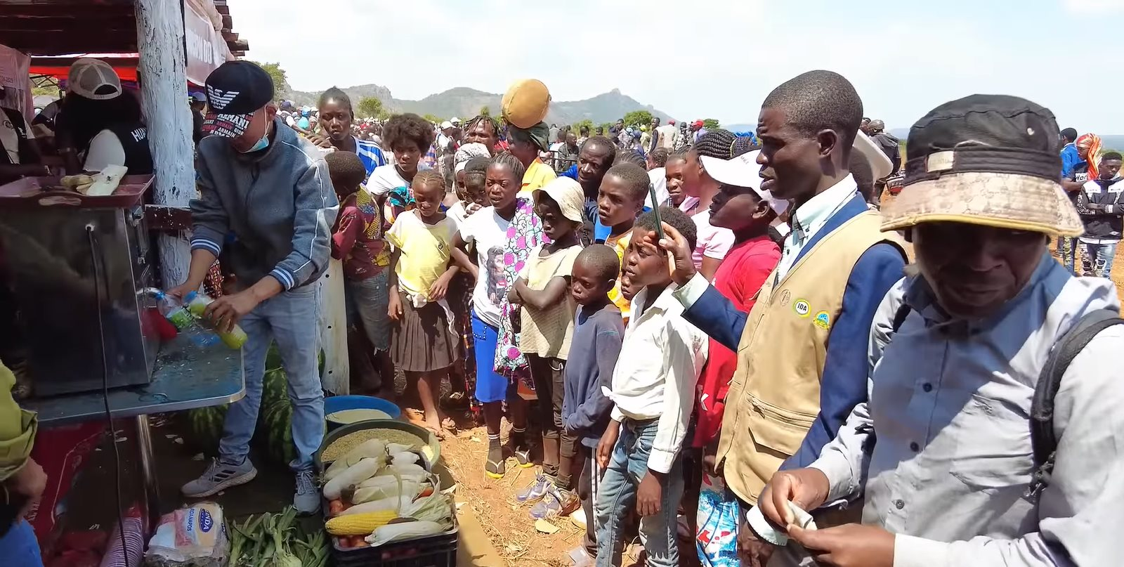 Bán nước mía ở hội chợ nông nghiệp, team Quang Linh châu Phi đón khách chật kín, mang cả dưa hấu khủng tặng Chủ tịch tỉnh - Ảnh 4