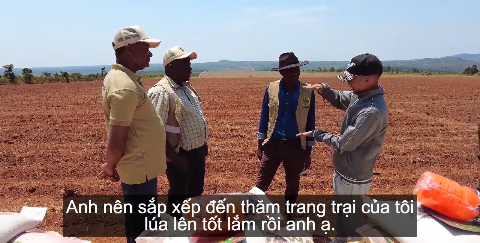 Bán nước mía ở hội chợ nông nghiệp, team Quang Linh châu Phi đón khách chật kín, mang cả dưa hấu khủng tặng Chủ tịch tỉnh - Ảnh 3