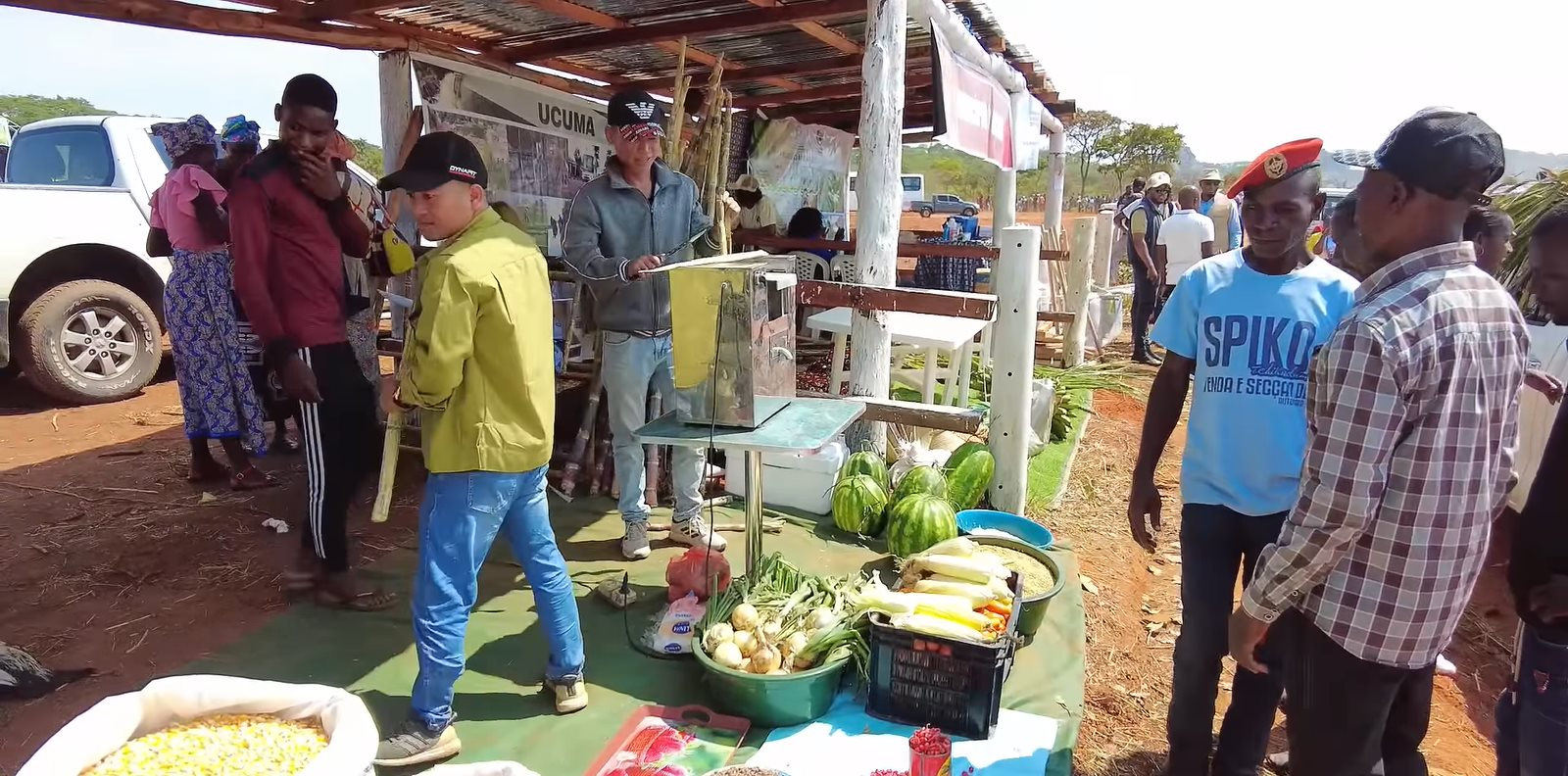 Bán nước mía ở hội chợ nông nghiệp, team Quang Linh châu Phi đón khách chật kín, mang cả dưa hấu khủng tặng Chủ tịch tỉnh - Ảnh 2