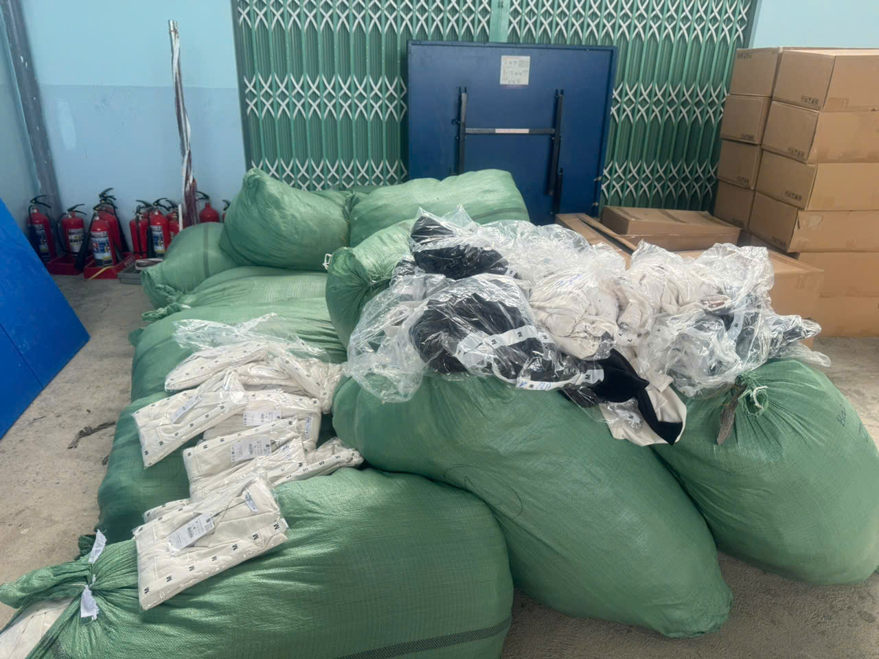 Tạm giữ hàng ngàn chiếc áo giả nhãn hiệu Zara, Mango - Ảnh 2