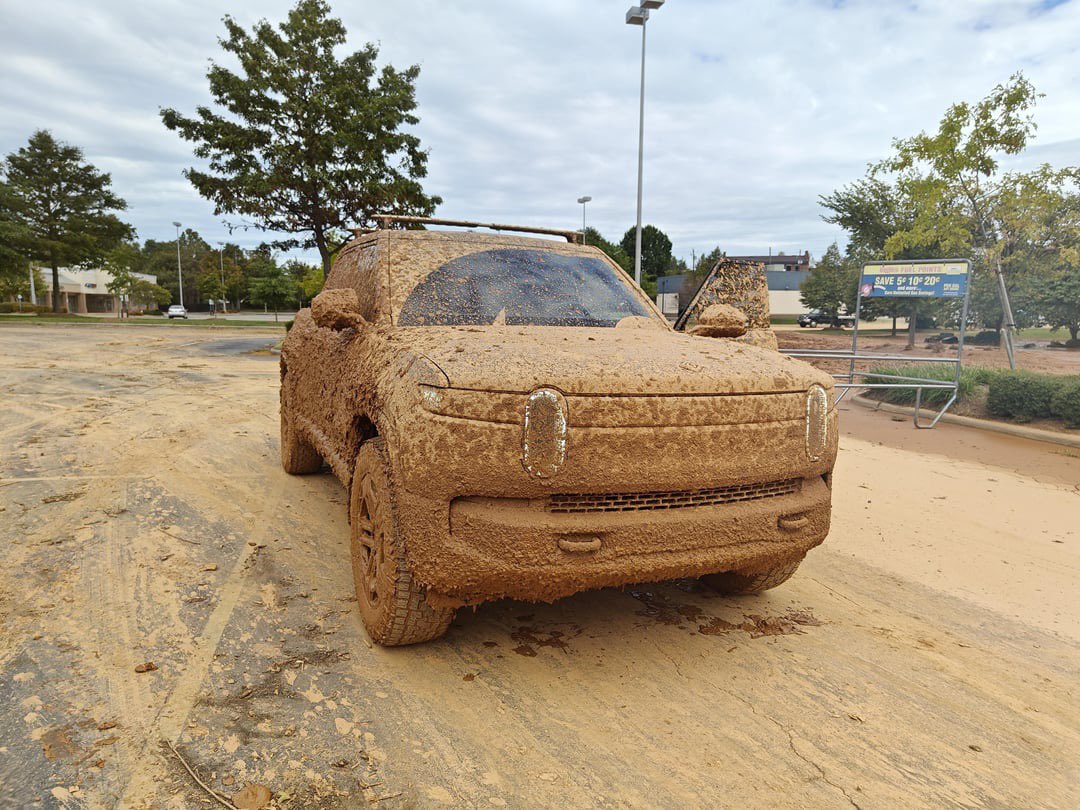 Mẫu bán tải này sống sót sau khi bị lũ cuốn ở trạng thái 'hoàn hảo', hãng nhận được mưa lời khen từ cộng đồng mạng - Ảnh 1