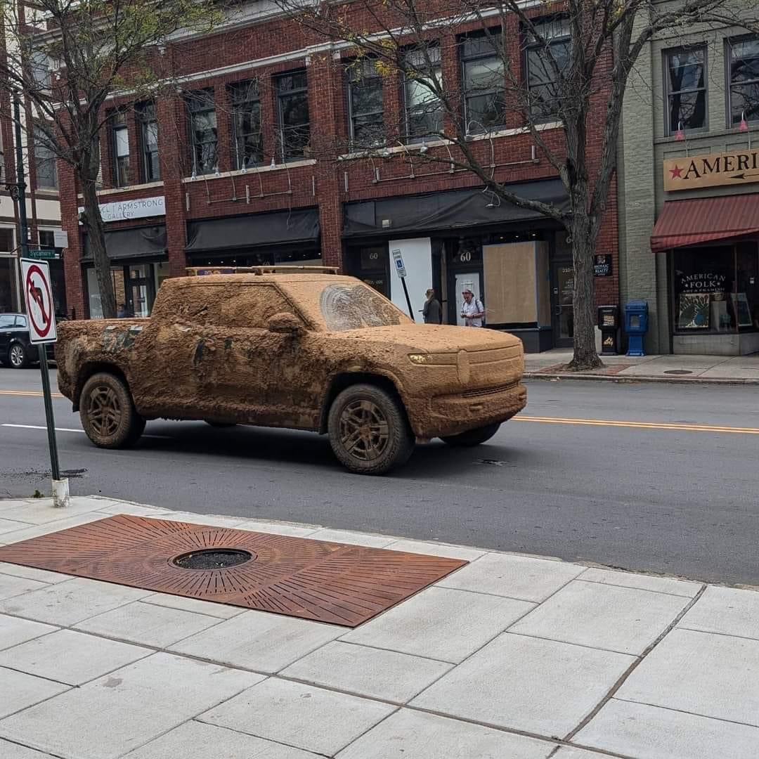 Mẫu bán tải này sống sót sau khi bị lũ cuốn ở trạng thái 'hoàn hảo', hãng nhận được mưa lời khen từ cộng đồng mạng - Ảnh 5